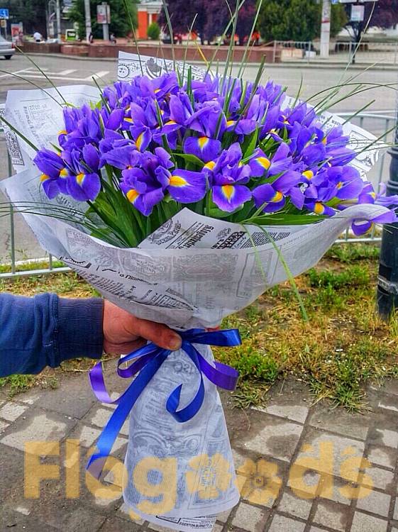 Букет «101 ирис» за 31 642 руб.